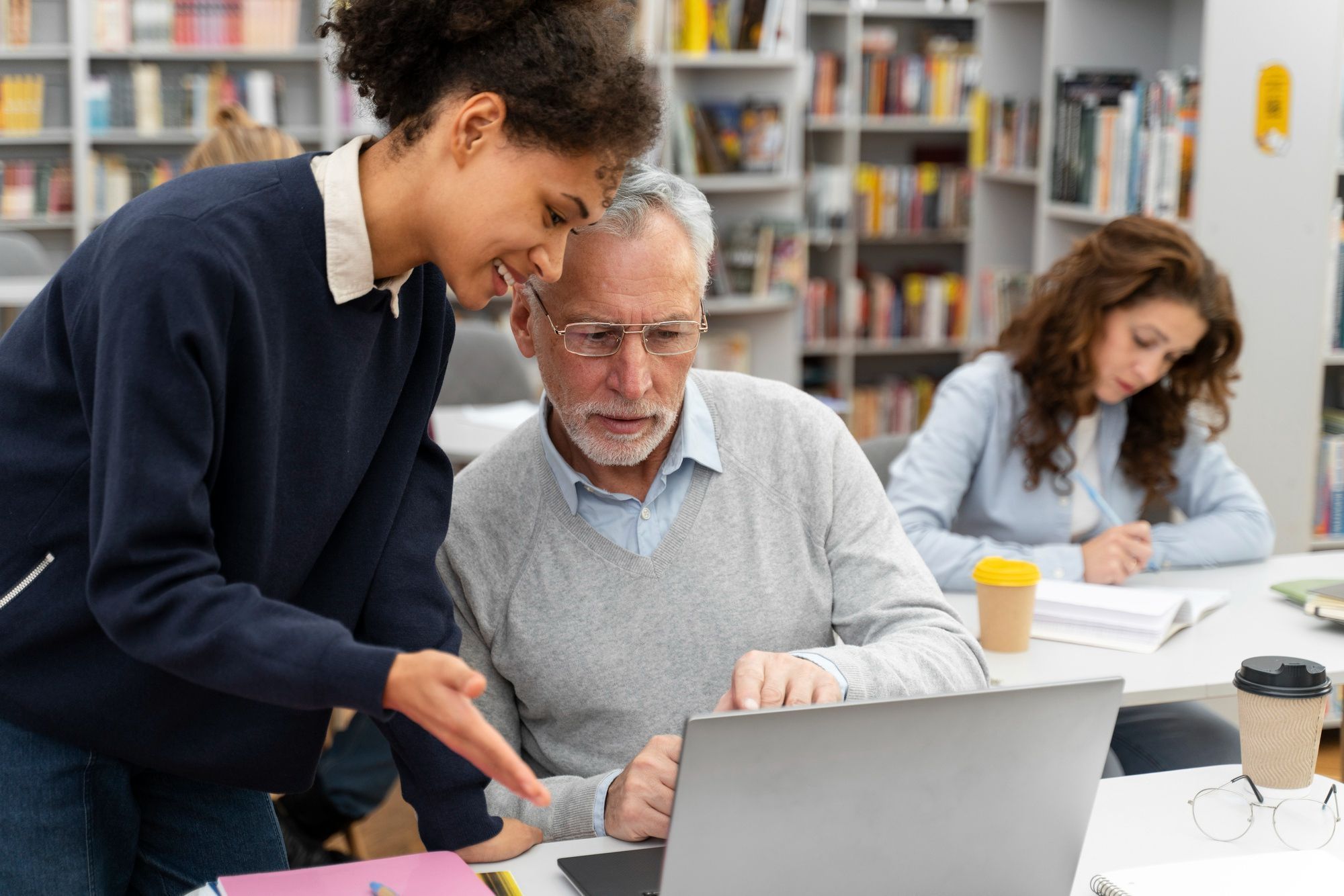 professor-e-aluna-discutindo-trabalho-em-frente-a-computador