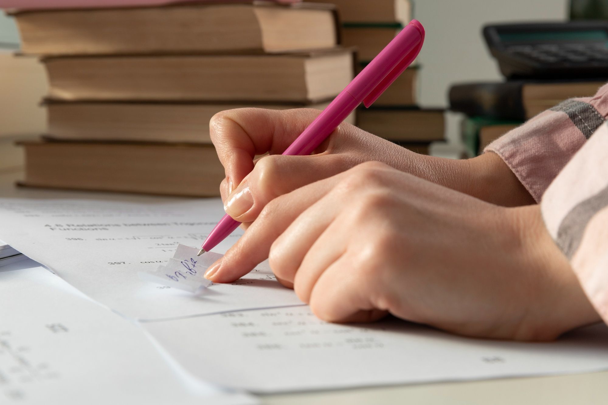 mãos-de-estudante=resolvendo-exercícios