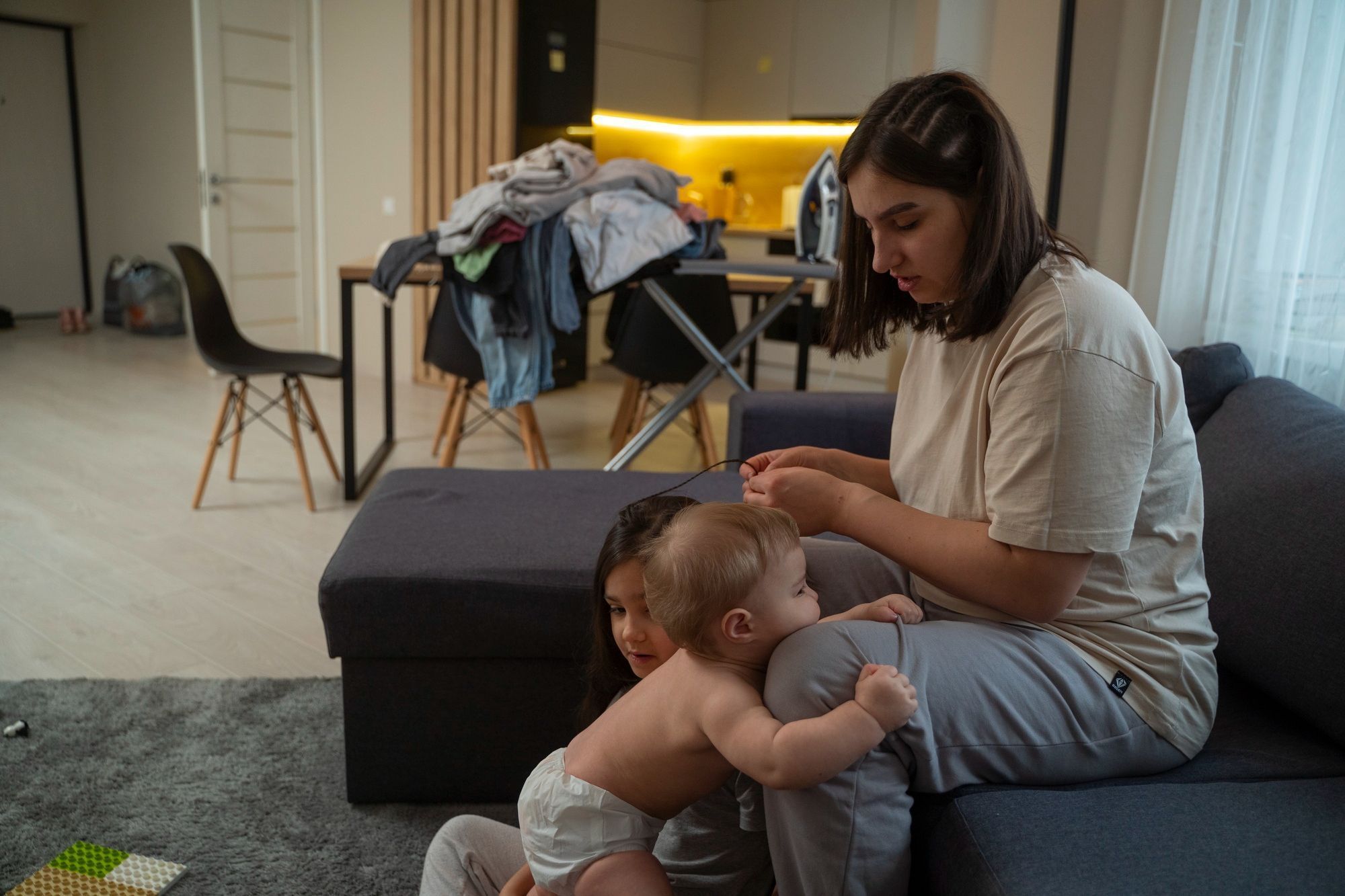 mã-exausta-com-dois-filhos-e-tarefas-domésticas-a-fazer