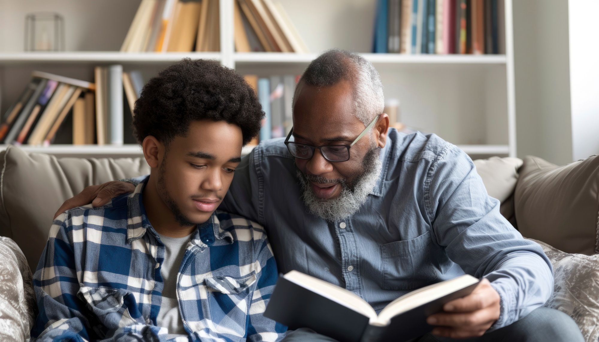 tutor-explica-conteúdo-de-livro-para-jovem-leitor
