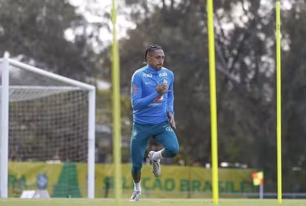 Raphinha em treino da Seleção Brasileira • Foto: RAFAEL RIBEIRO/CBF