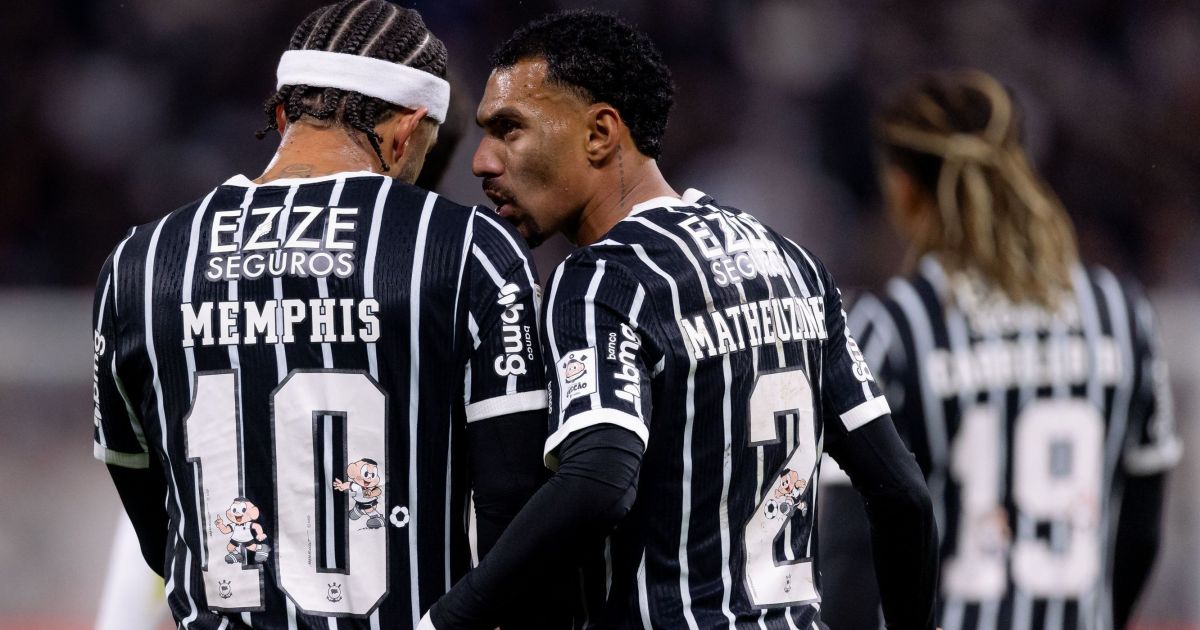 Jogadores do Corinthians durante partida no estádio Neo Química Arena