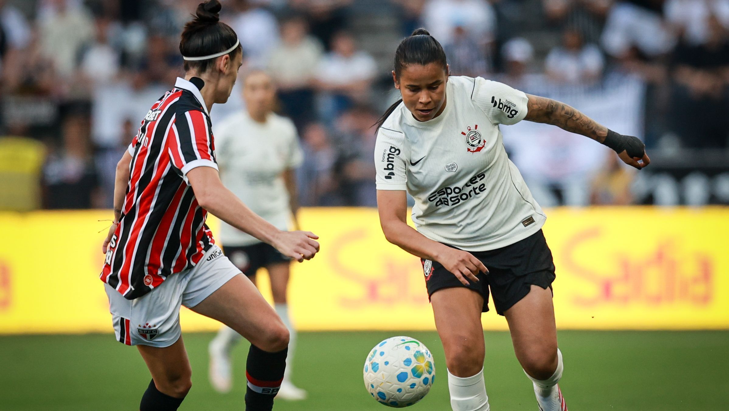 São Paulo vira sobre o Corithians e larga na frente na decisão do Brasileirão Feminino