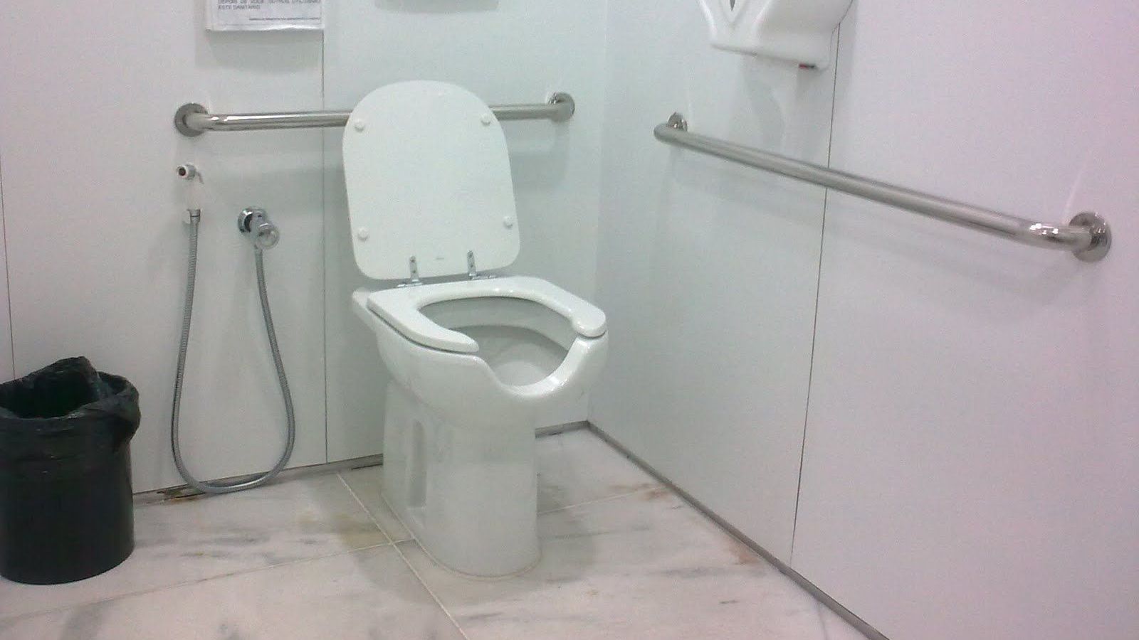 Banheiro acessível com abertura frontal em formato de U