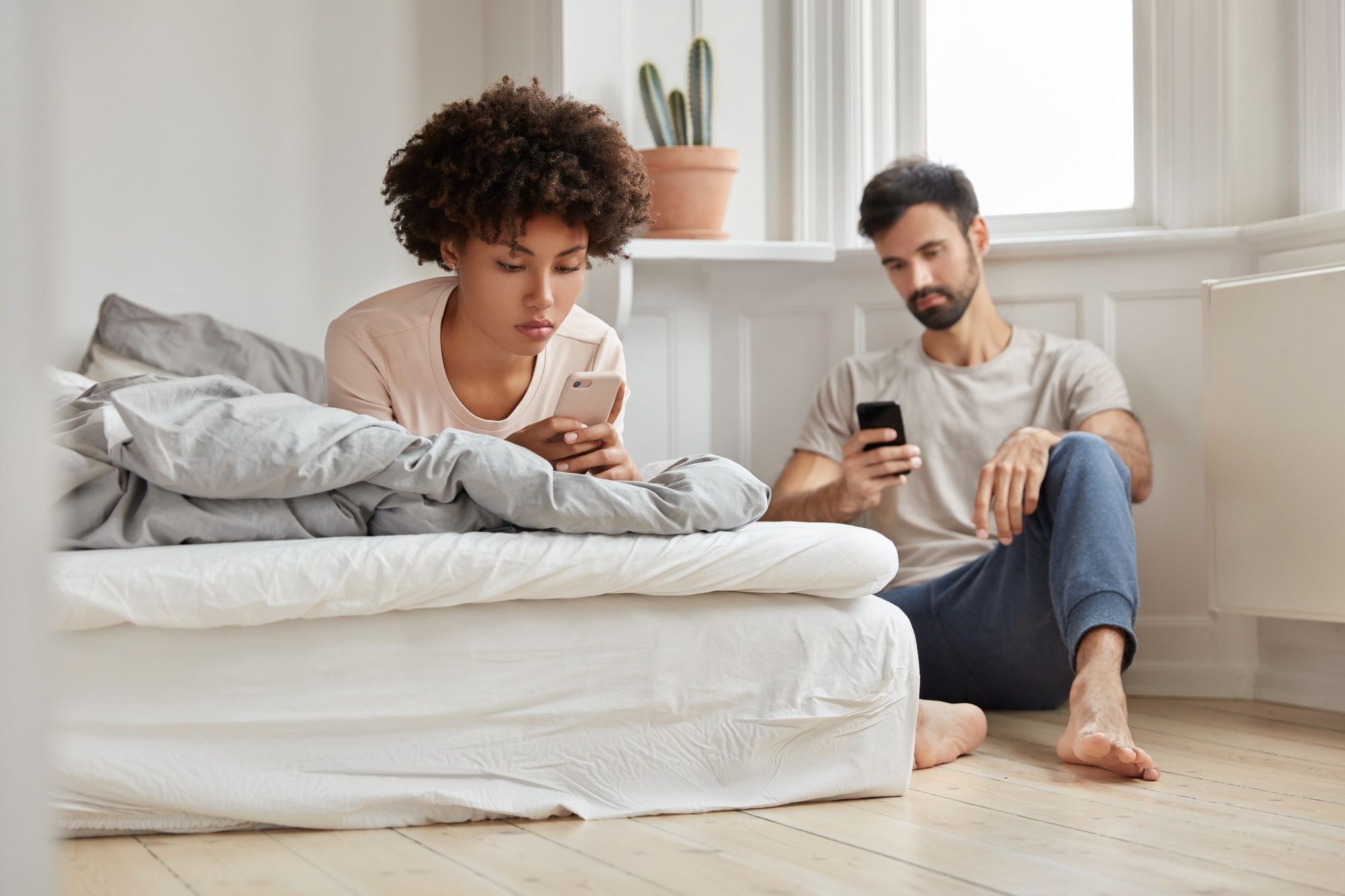 casal-em-casa-cada-um-com-seu-celular