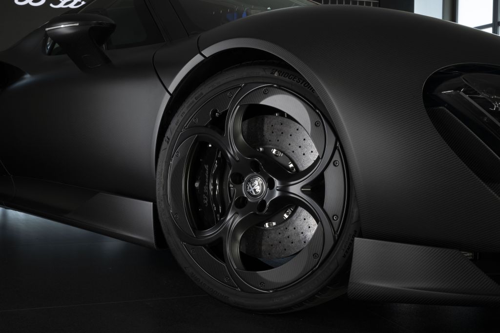 Exemplar único da série de 33 unidades traz carroceria de fibra de carbono aparente com acabamento fosco, interior feito sob medida para o dono e fica em exposição no Museu Alfa Romeo, na Itália, até 18 de outubro