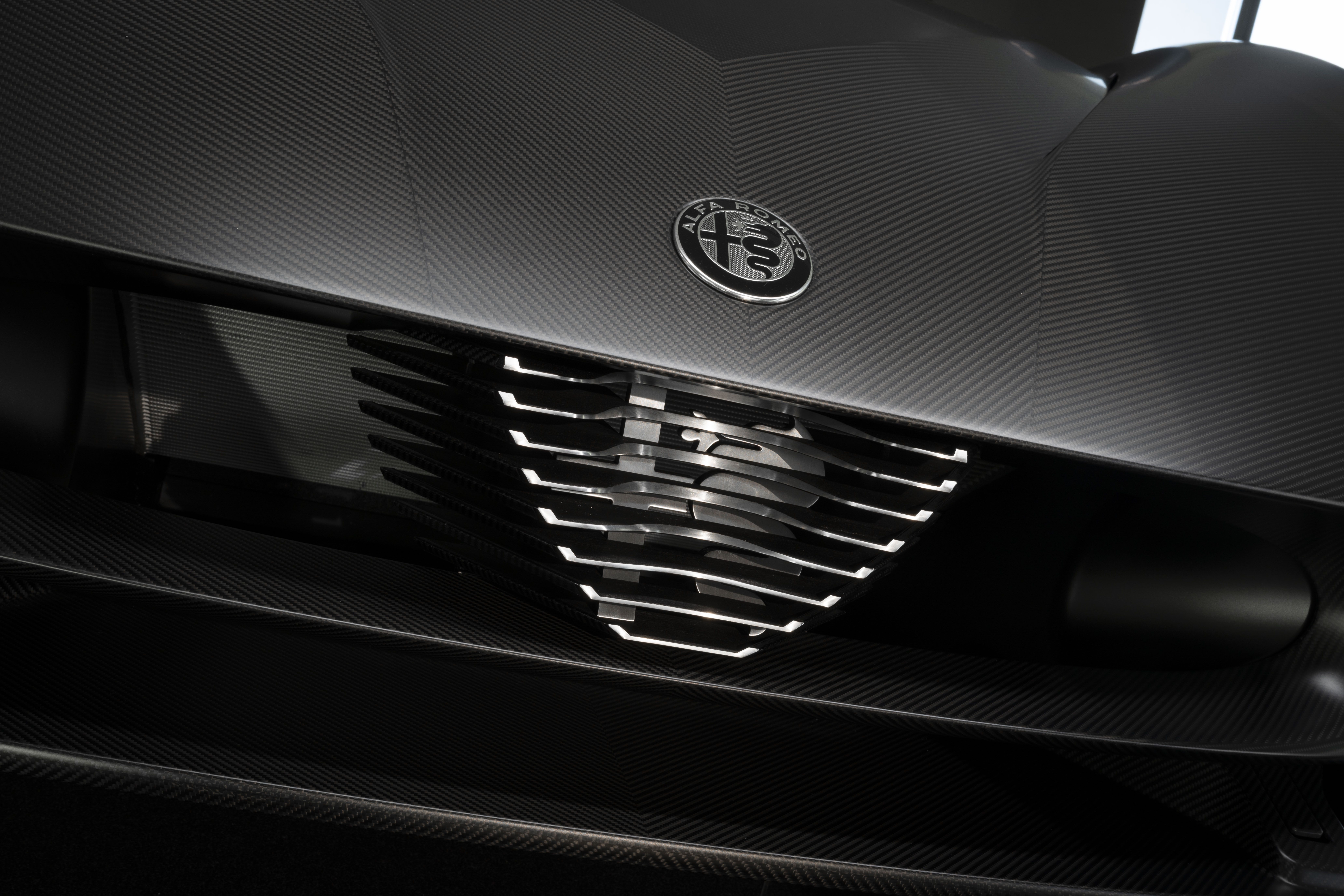 Exemplar único da série de 33 unidades traz carroceria de fibra de carbono aparente com acabamento fosco, interior feito sob medida para o dono e fica em exposição no Museu Alfa Romeo, na Itália, até 18 de outubro • Divulgação Alfa Romeo