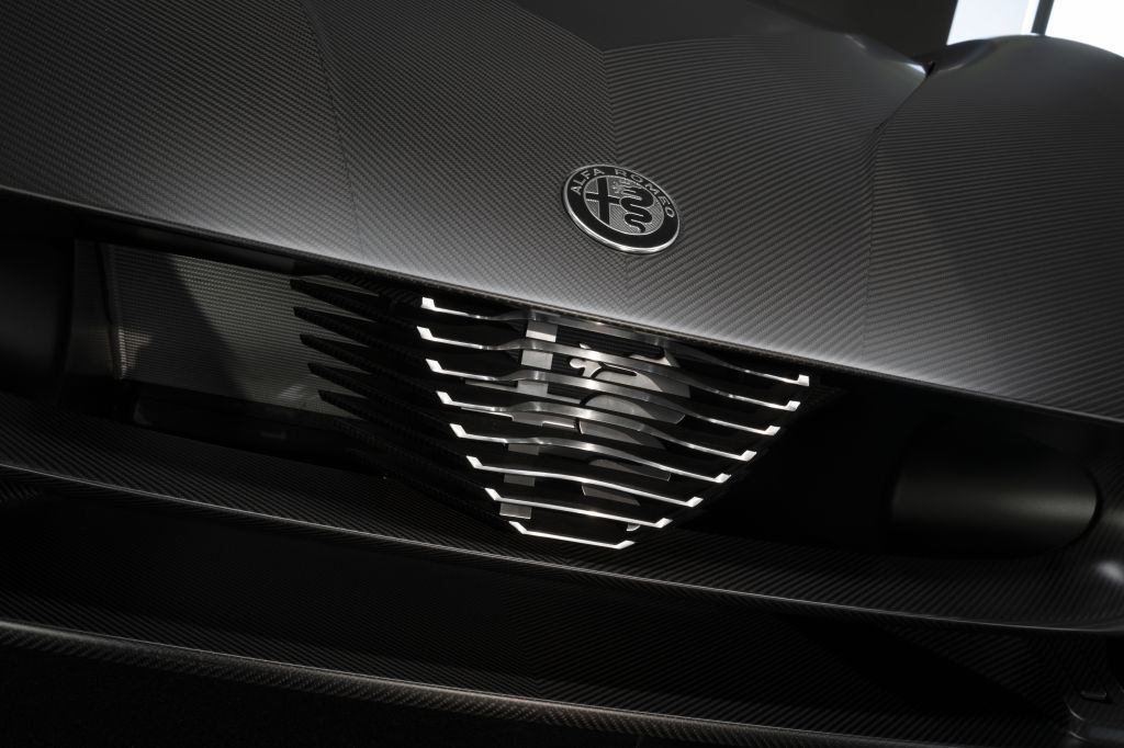 Exemplar único da série de 33 unidades traz carroceria de fibra de carbono aparente com acabamento fosco, interior feito sob medida para o dono e fica em exposição no Museu Alfa Romeo, na Itália, até 18 de outubro