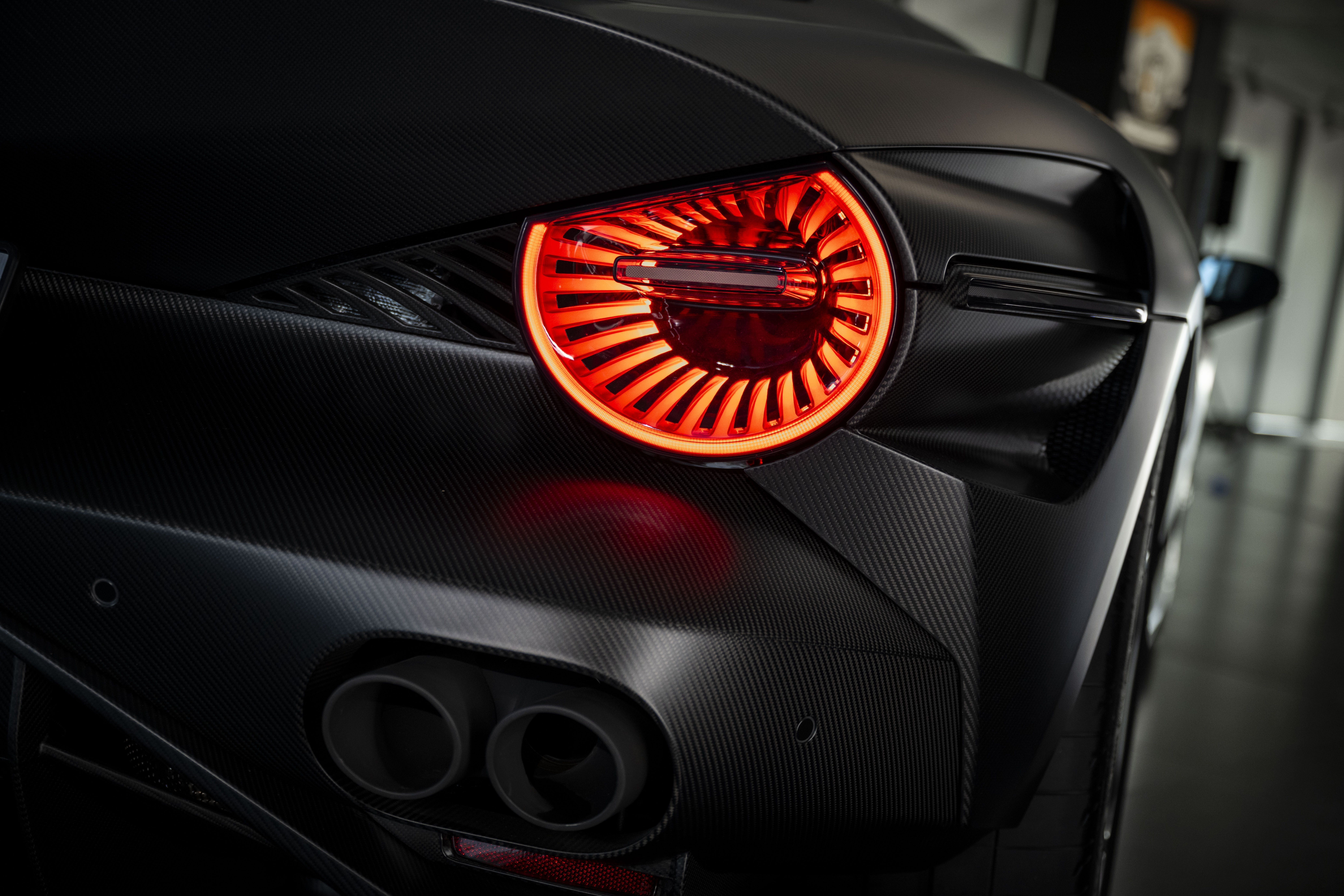 Exemplar único da série de 33 unidades traz carroceria de fibra de carbono aparente com acabamento fosco, interior feito sob medida para o dono e fica em exposição no Museu Alfa Romeo, na Itália, até 18 de outubro • Divulgação Alfa Romeo