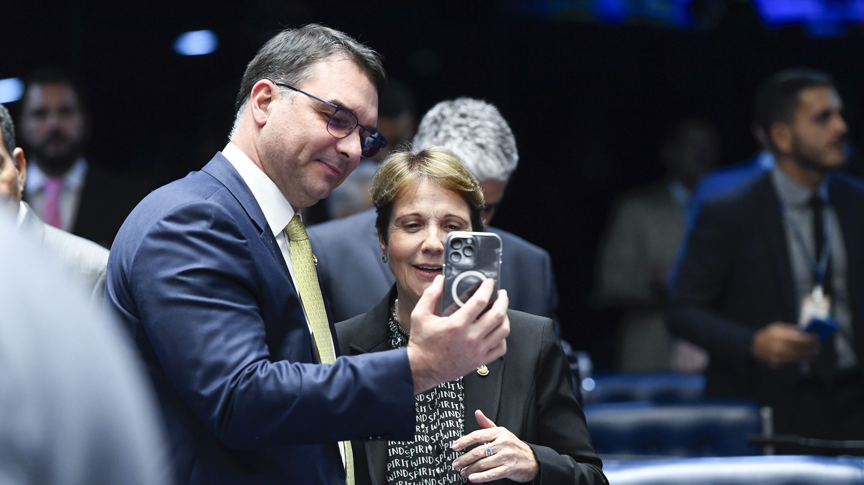 Os senadores Flávio Bolsonaro (PL-RJ) e Tereza Cristina (PP-MS) no Plenário do Senado, em 22 de novembro de 2023