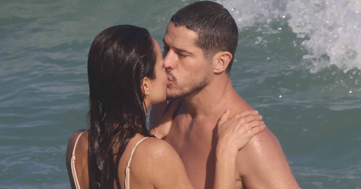 José Loreto e Nanda Marques trocando beijos na praia do Rio de Janeiro