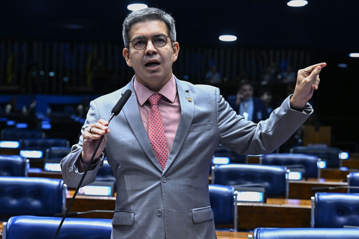 Líder de governo no Congresso diz que 6×1 deve ficar para depois da eleição