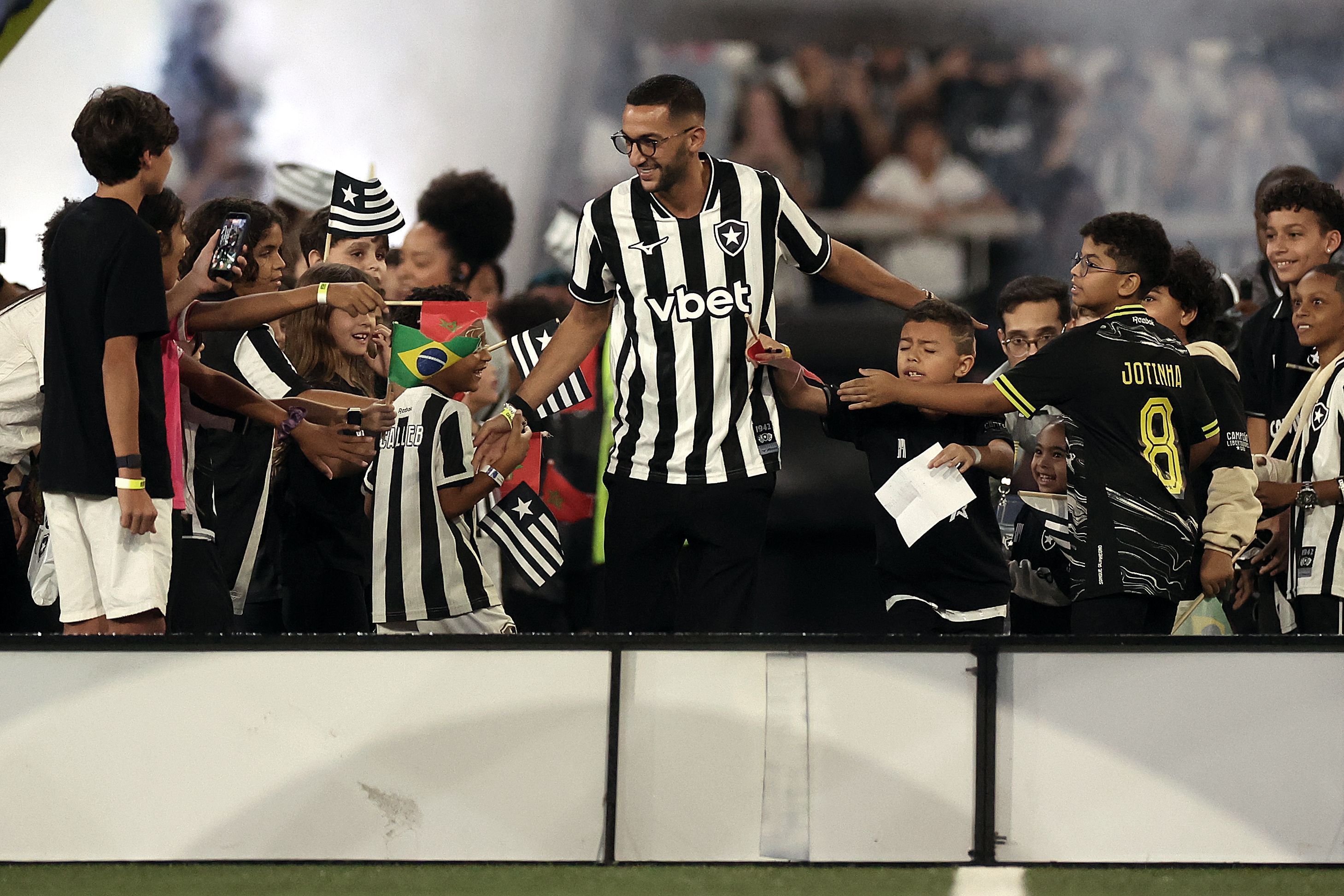 Ziyec foi apresentando no estádio Nilton Santos • Vitor Silva / Botafogo