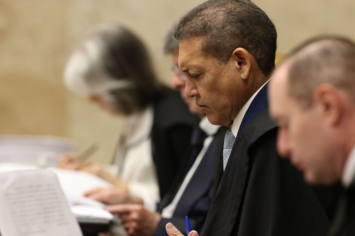 Dino e Fachin batem boca após interrupção de fala em sessão sobre Moraes