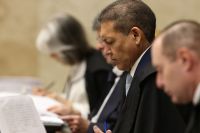 Dino e Fachin batem boca após interrupção de fala em sessão sobre Moraes