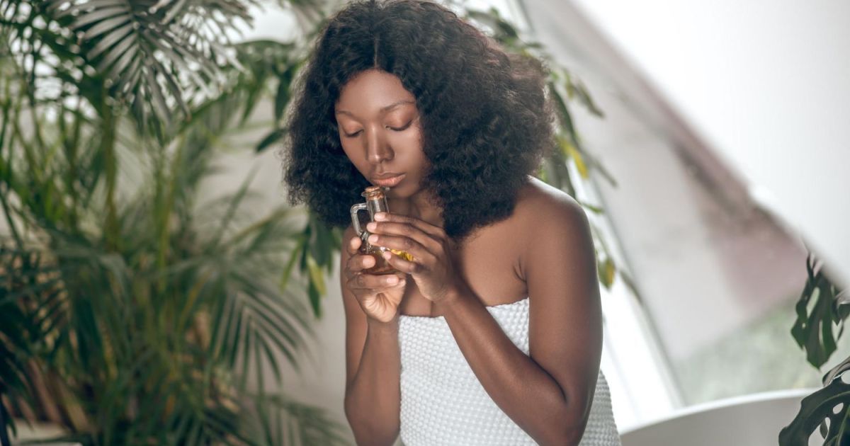 Sair de casa sem perfume dá a sensação de estar incompleto? A ciência explica por que o hábito virou um escudo emocional