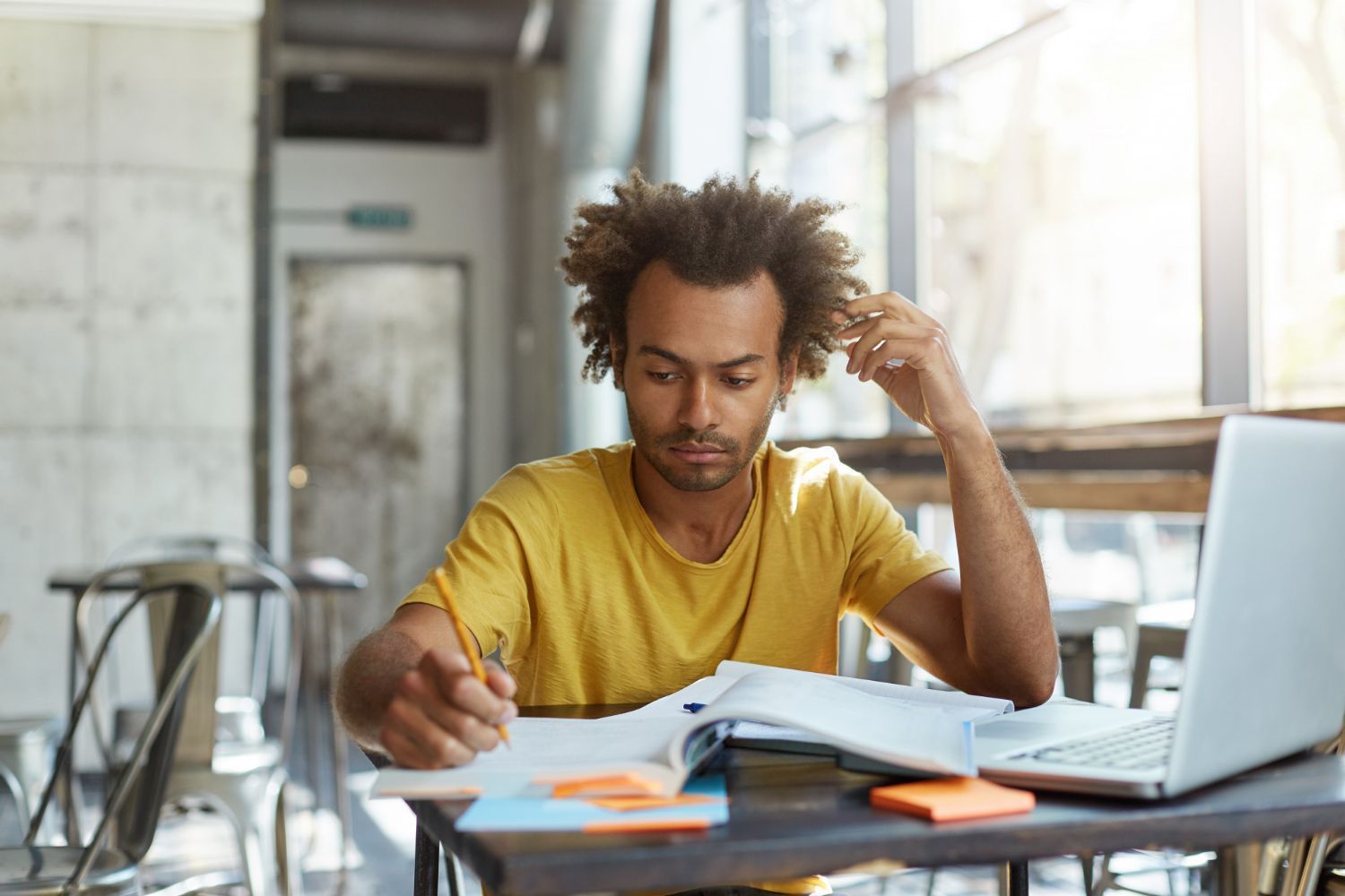 estudante-concentrado-na-matéria-ao-lado-de-computador