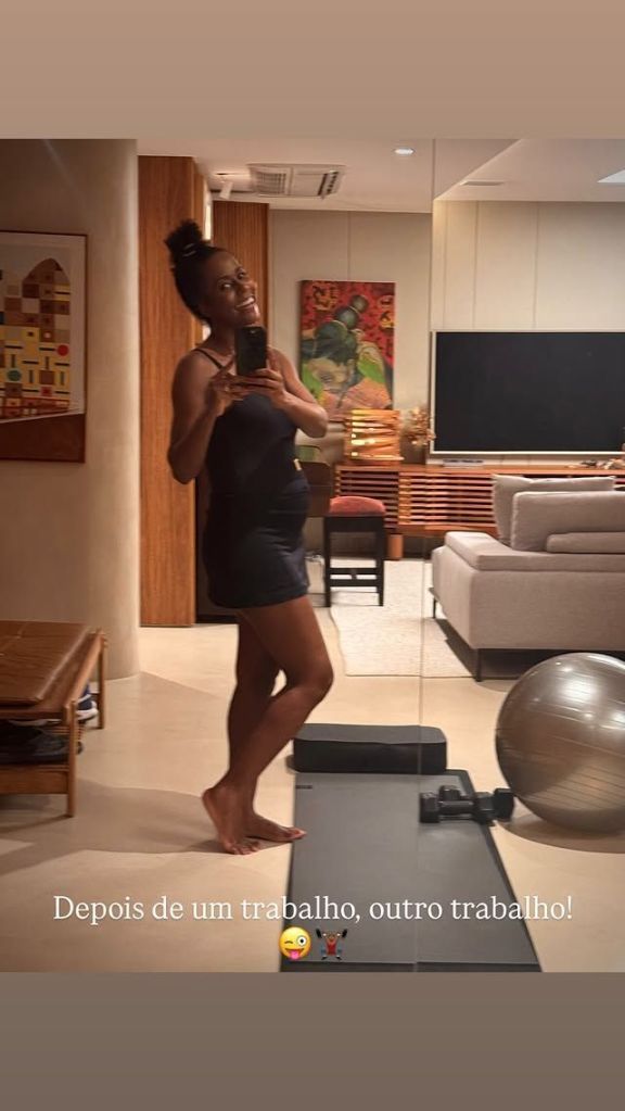 Maju Coutinho treina em casa enquanto espera o 1º filho • Reprodução/Instagram @majucoutinhoreal