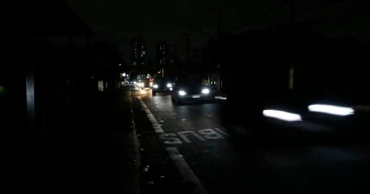 Imagem de uma rua de São Paulo com árvores caídas e postes de energia danificados após o temporal