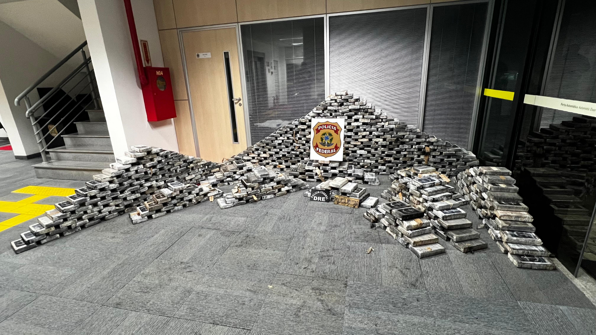 Somente nesta terça-feira (8), foram encontrados 725 quilos da droga em um depósito clandestino