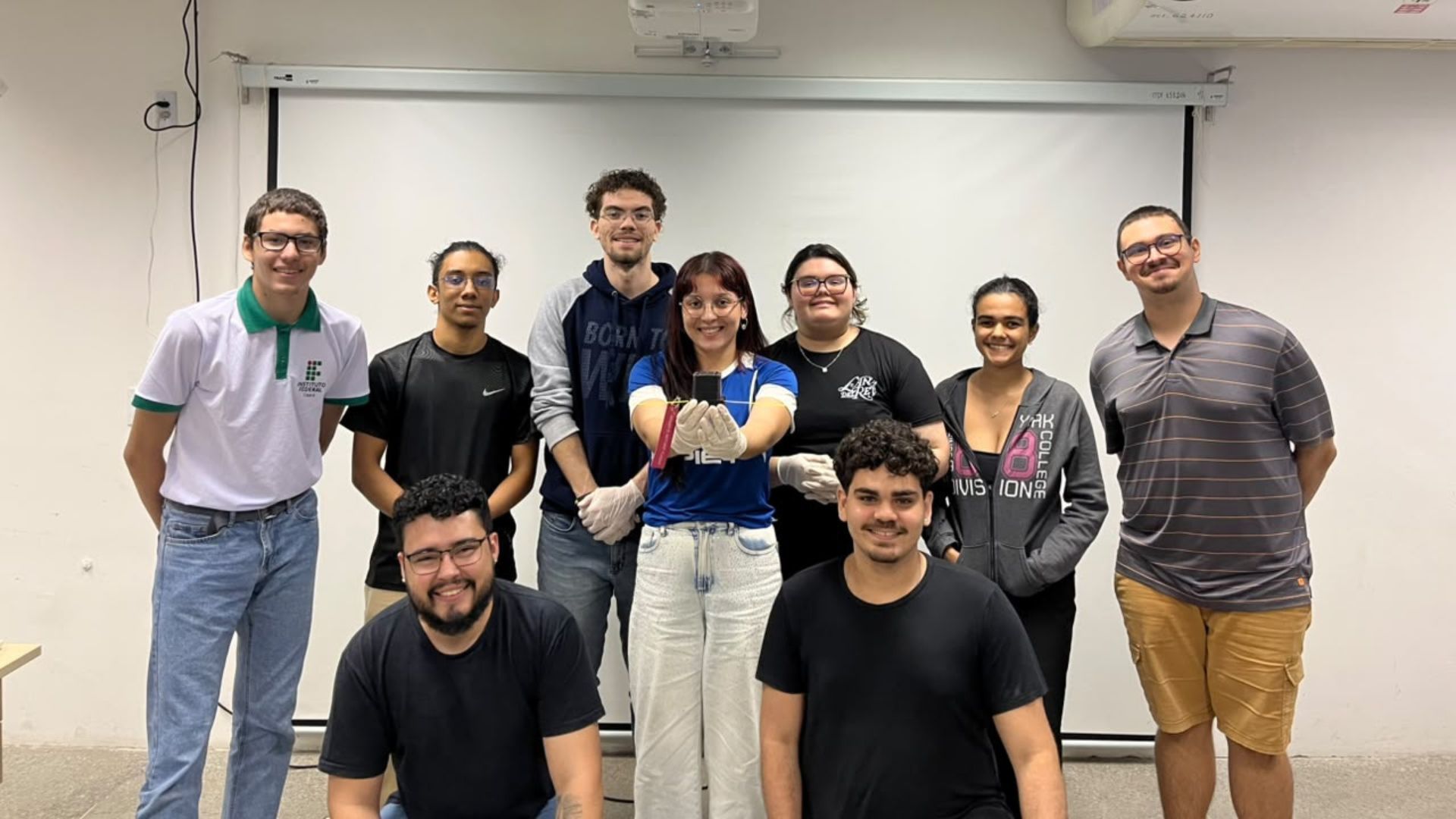 Estudantes brasileiros montam satélites