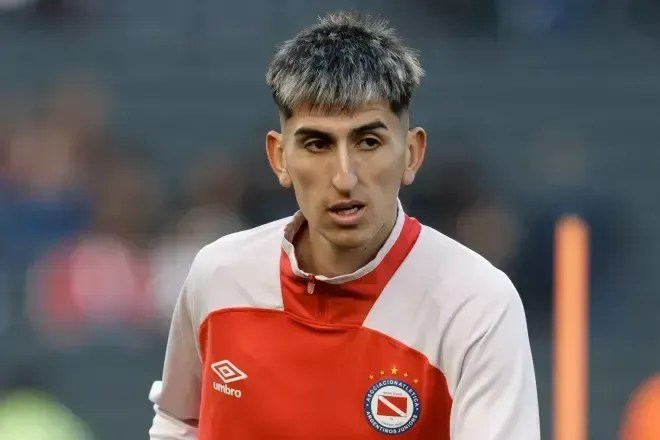 Vasco encaminha a contratação de meia argentino Alan Lezcano