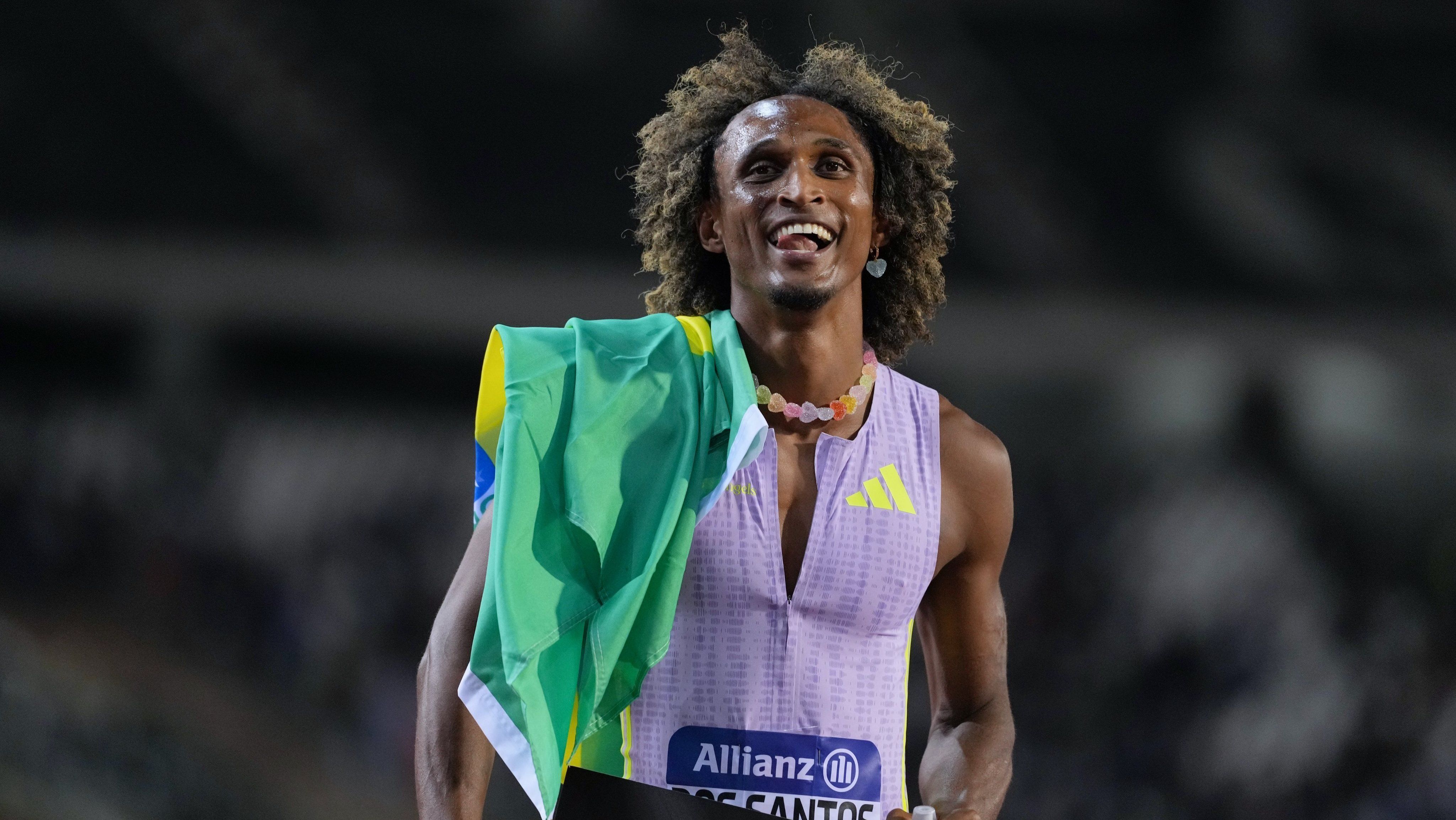 Alison dos Santos celebra feito histórico na Diamond League