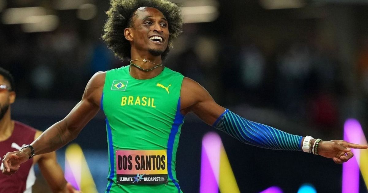 Alison dos Santos comemorando sua vitória no Mundial de Budapeste