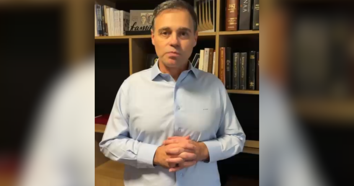 André Mendonça agradece apoio dos fiéis em meio à crise no STF