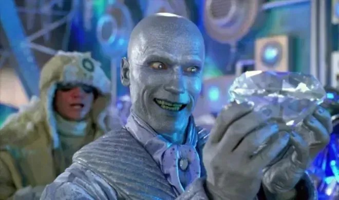 Replica do traje de Mr. Freeze usado por Schwarzenegger em 'Batman & Robin' em exibição no escritório do ator.