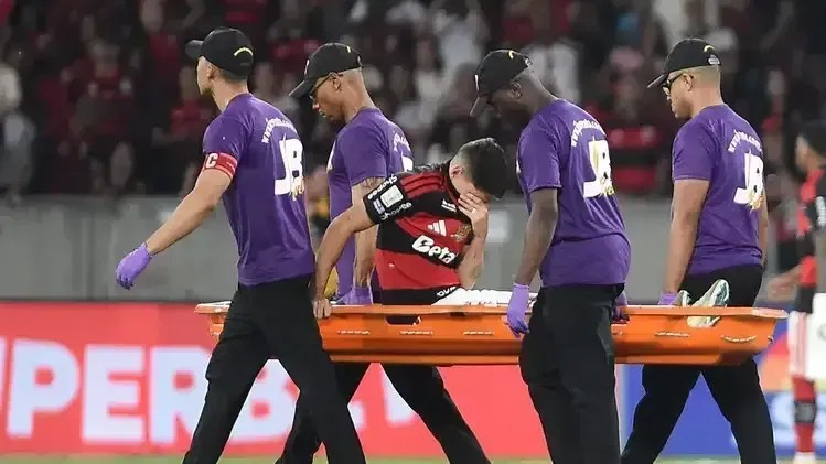 Ayrton Lucas deixou a partida de maca após se lesionar no confronto entre Flamengo e Bragantino