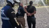 Homem vende biscoito e biquíni por R$ 1 mil para turista e é preso no Rio