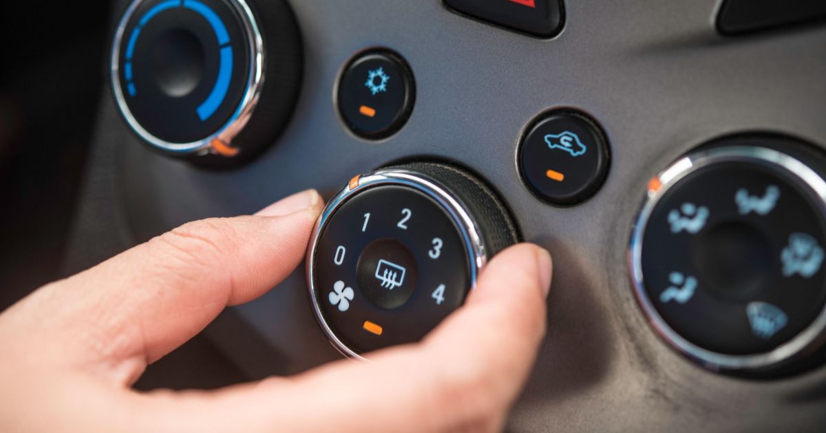 Carro elétrico com sistema de ar-condicionado ativado