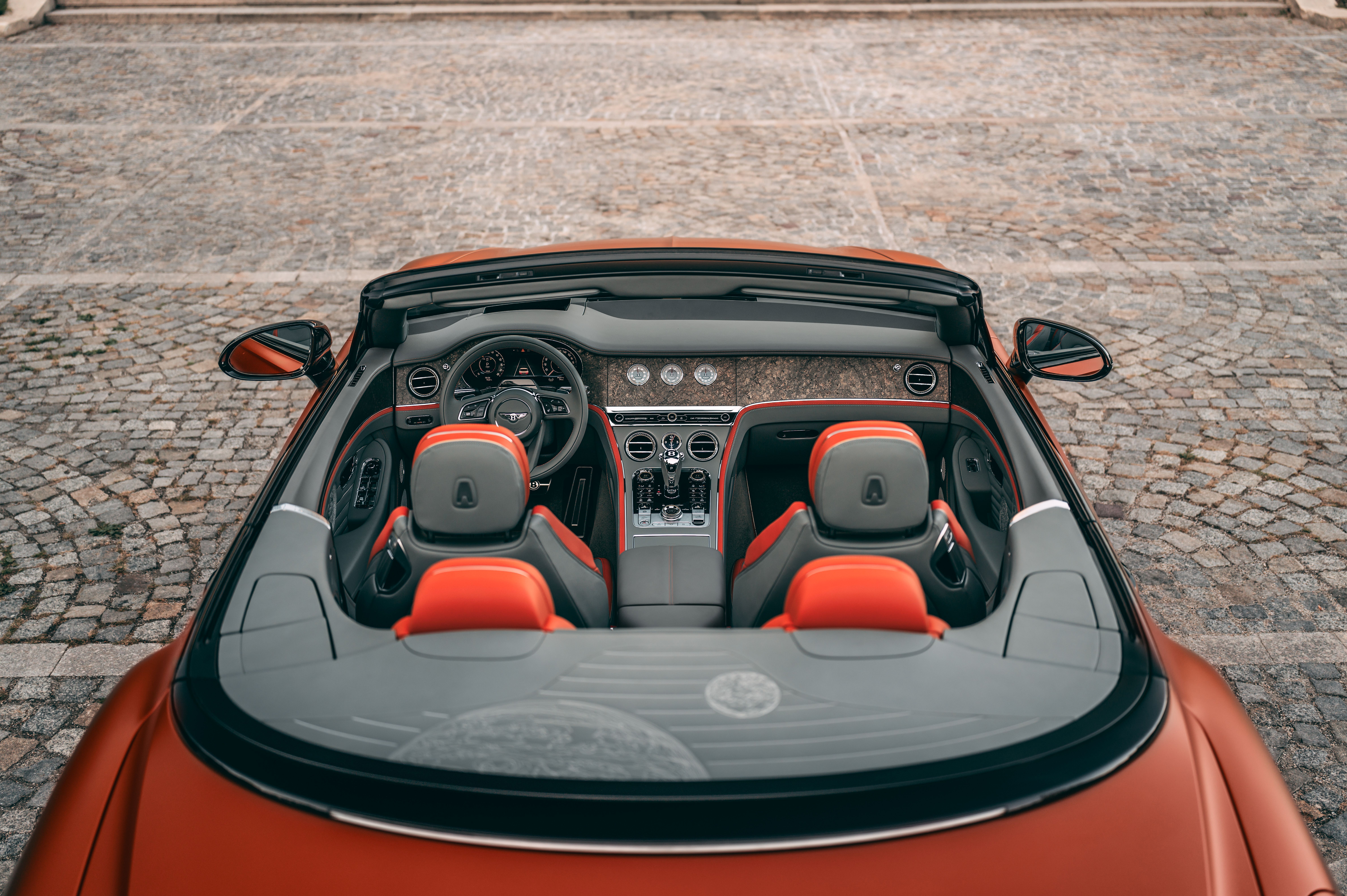 Bentley revela trio de Continental GTs ultraexclusivos inspirados em Nicolau Copérnico e os astros • Divulgação Bentley