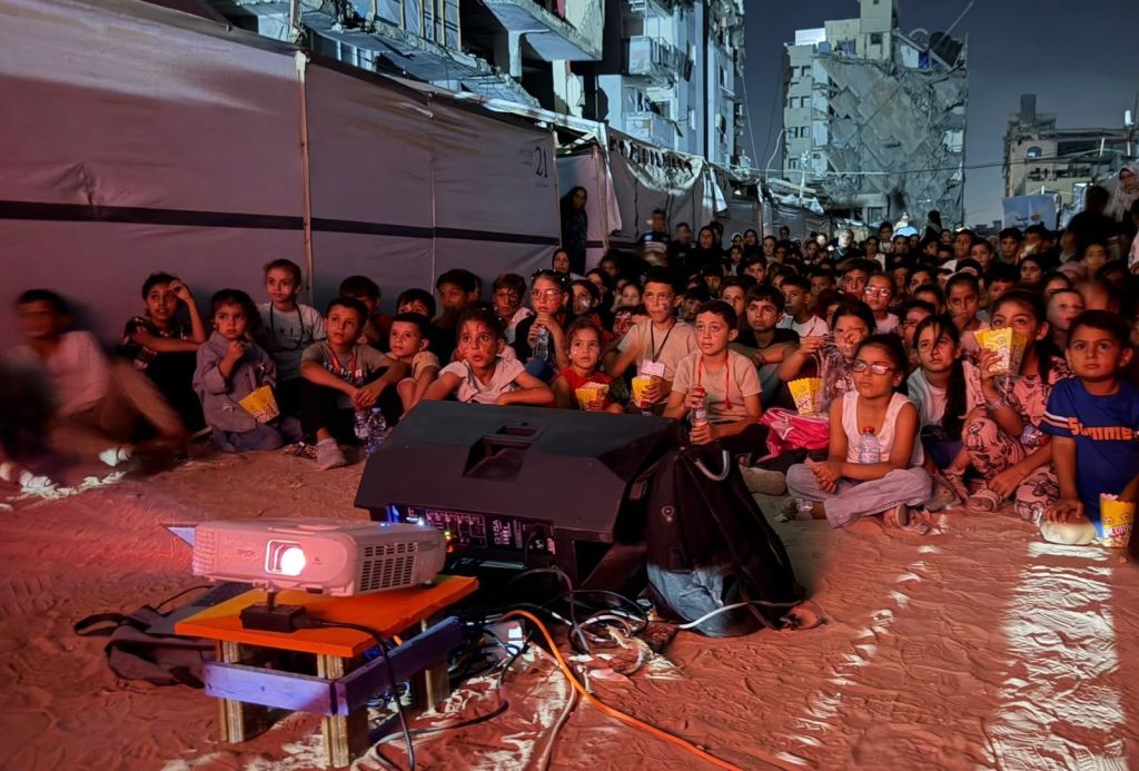 Projeto itinerante "Pequenas Asas", criado pela Fundação Masharawi, já organizou mais de 300 exibições de filmes infantis para as crianças palestinas em Gaza em meio ao cenário de destruição no território palestino.