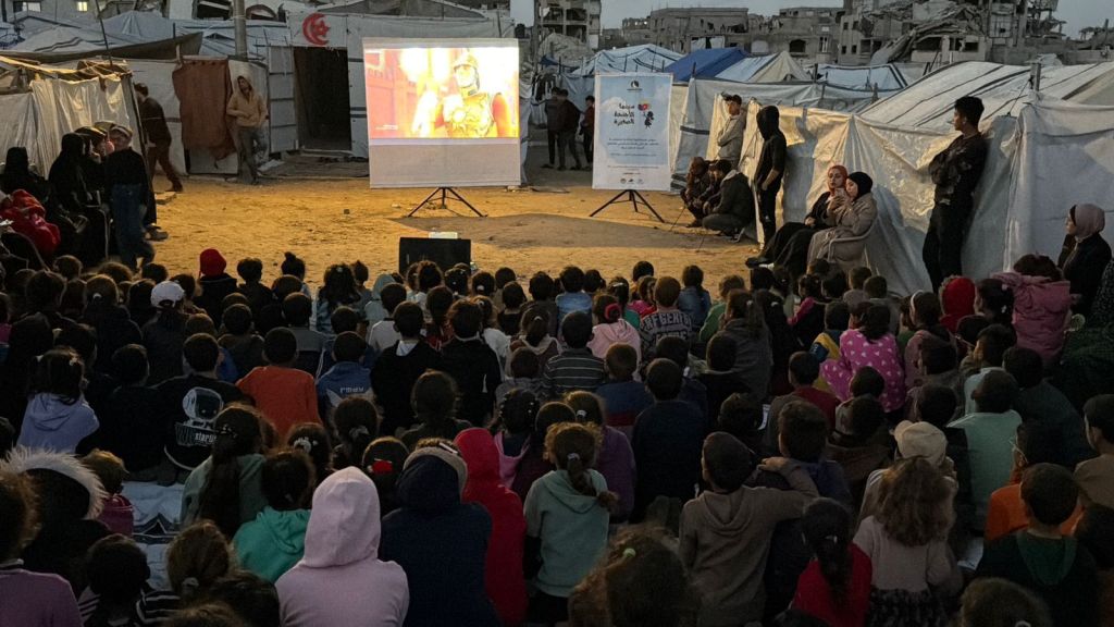 Projeto itinerante "Pequenas Asas", criado pela Fundação Masharawi, já organizou mais de 300 exibições de filmes infantis para as crianças palestinas em Gaza em meio ao cenário de destruição no território palestino.