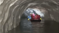 Vídeo: Socorristas no Nepal utilizam bote para navegar túnel inundado