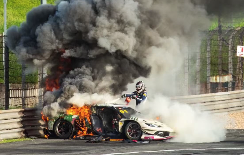 Imagem de destaque do post: Piloto salva colega de carro em chamas após acidente em corrida na China
