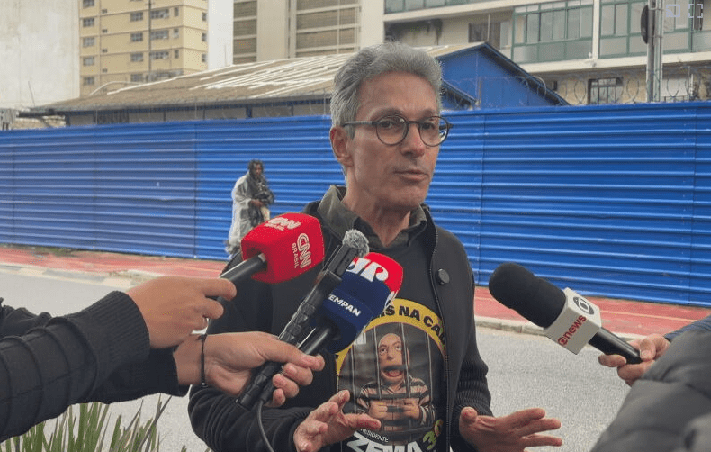Antes de ato, Flávio ora pelo pai e Tarcísio prega em igreja evangélica