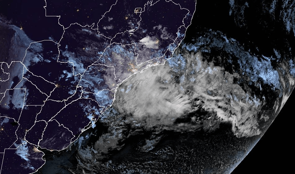 Imagens mostram nuvens sobre o estado de São Paulo em 14 de setembro • NOAA/NESDIS/STAR