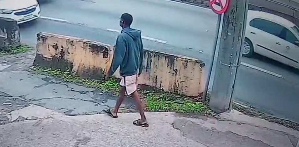 Câmeras de segurança registraram o suspeito caminhando pela rua antes do crime, em São João de Meriti, na Baixada Fluminense. • Reprodução