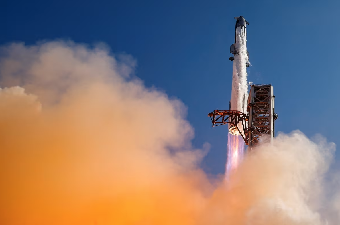 A espaçonave Starship e o foguete Super Heavy da SpaceX decolaram para seu 13º voo de teste do complexo de lançamento da empresa em Starbase, Texas, em 24 de julho