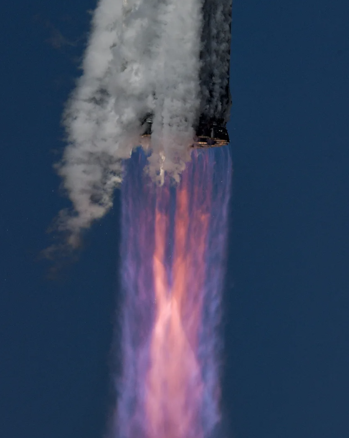 O foguete Super Heavy da Starship é visto durante seu 13º voo de teste a partir do complexo de lançamento da SpaceX em Starbase, Texas, em julho • Steve Nesius/Reuters