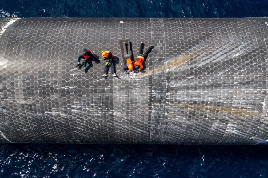 Esta imagem, fornecida pela SpaceX em 27 de agosto, mostra engenheiros inspecionando a Starship na costa da Ilha Christmas, no Oceano Índico, após seu voo de teste em julho • SpaceXAP