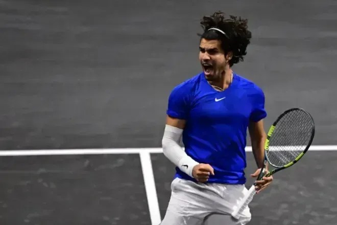 Carlos Alcaraz celebra vitória sobre Taylor Fritz pela Laver Cup