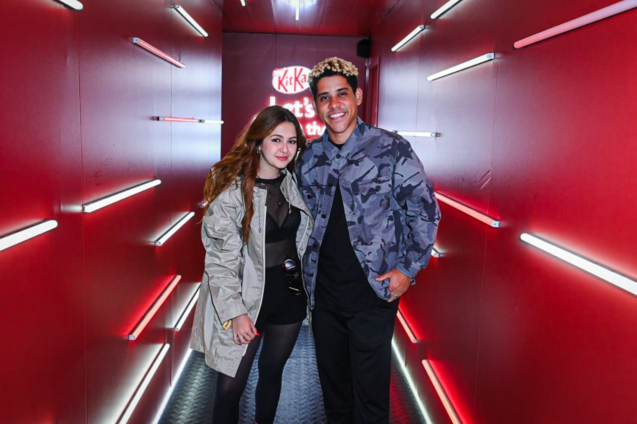 Cauê Campos e Klara Castanho juntos no terceiro dia de Rock in Rio • Marcelo Sá Barretto / Agnews