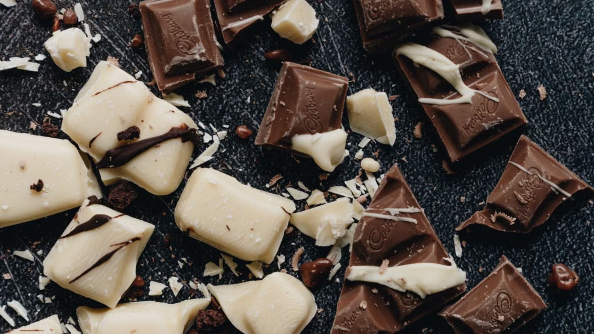 Para quem gosta de chocolate, a escolha entre as diferentes versões costuma levar em conta sabor, quantidade de açúcar e até o teor de cacau. Mas, para pessoas que convivem com enxaqueca, existe outro fator que pode entrar nessa conta: a composição do doce.