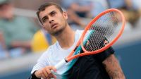 Cobolli reclama do barulho no US Open após queda: “Muito difícil jogar"
