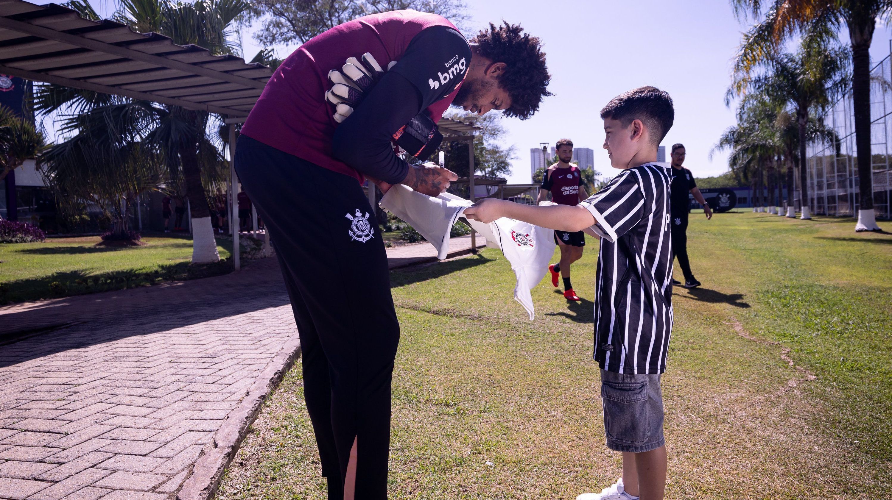 Fã de Neymar hostilizado por torcedores do Corinthians conhece elenco no CT