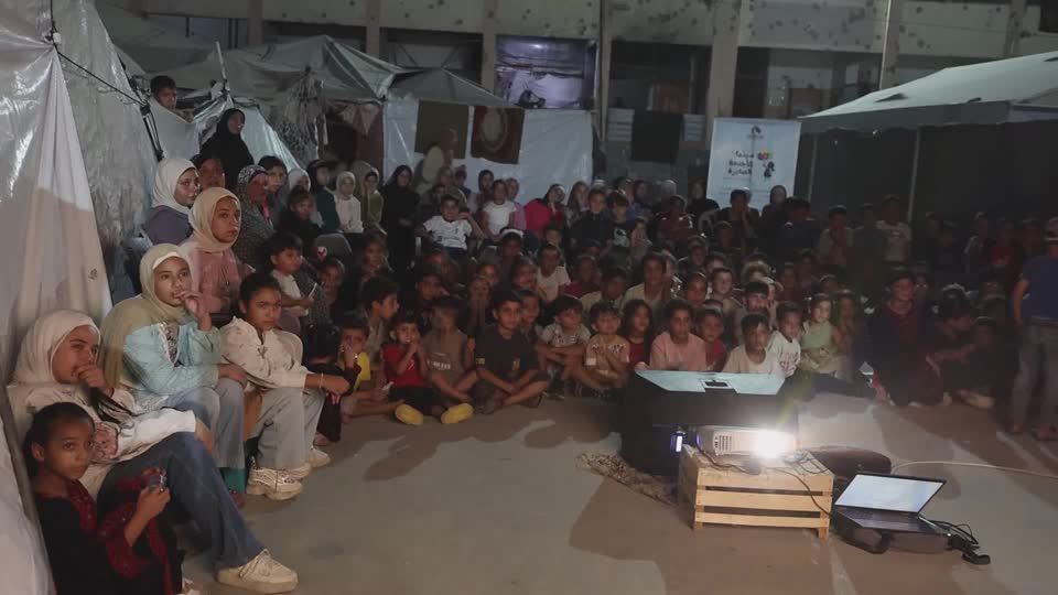 Sessões de cinema trazem sorrisos de volta às crianças de Gaza